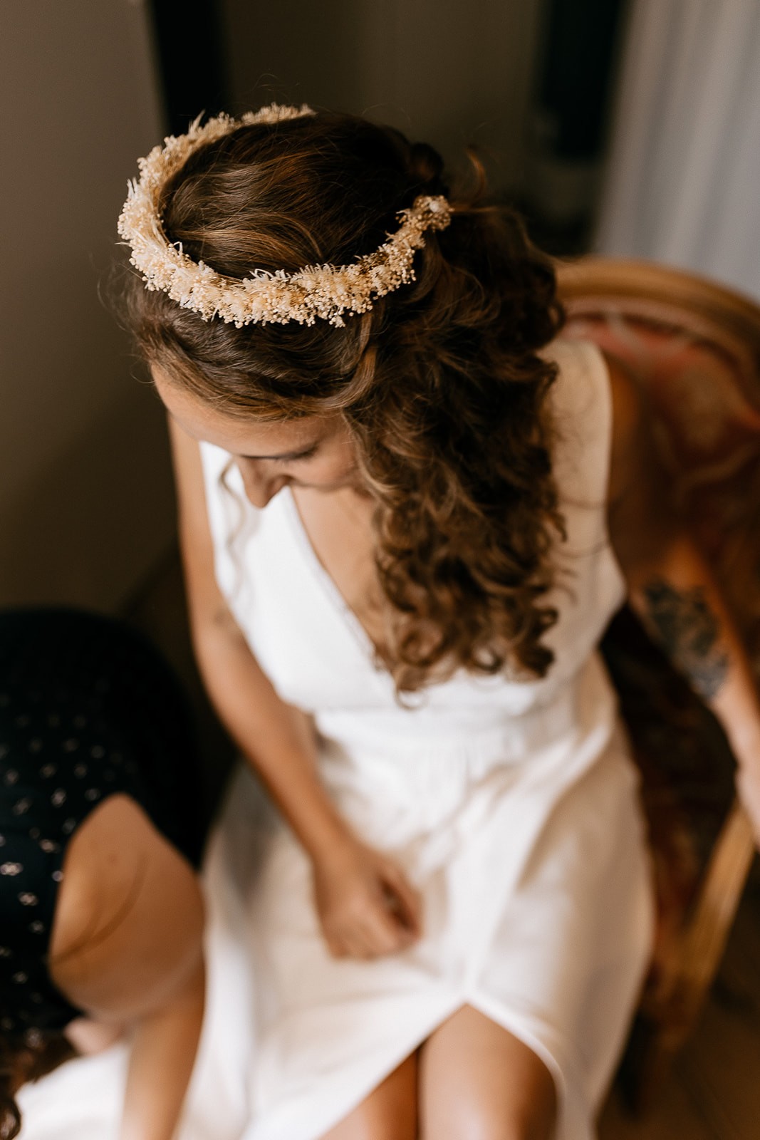 couronne blanche de fleurs séchées pour la mariée