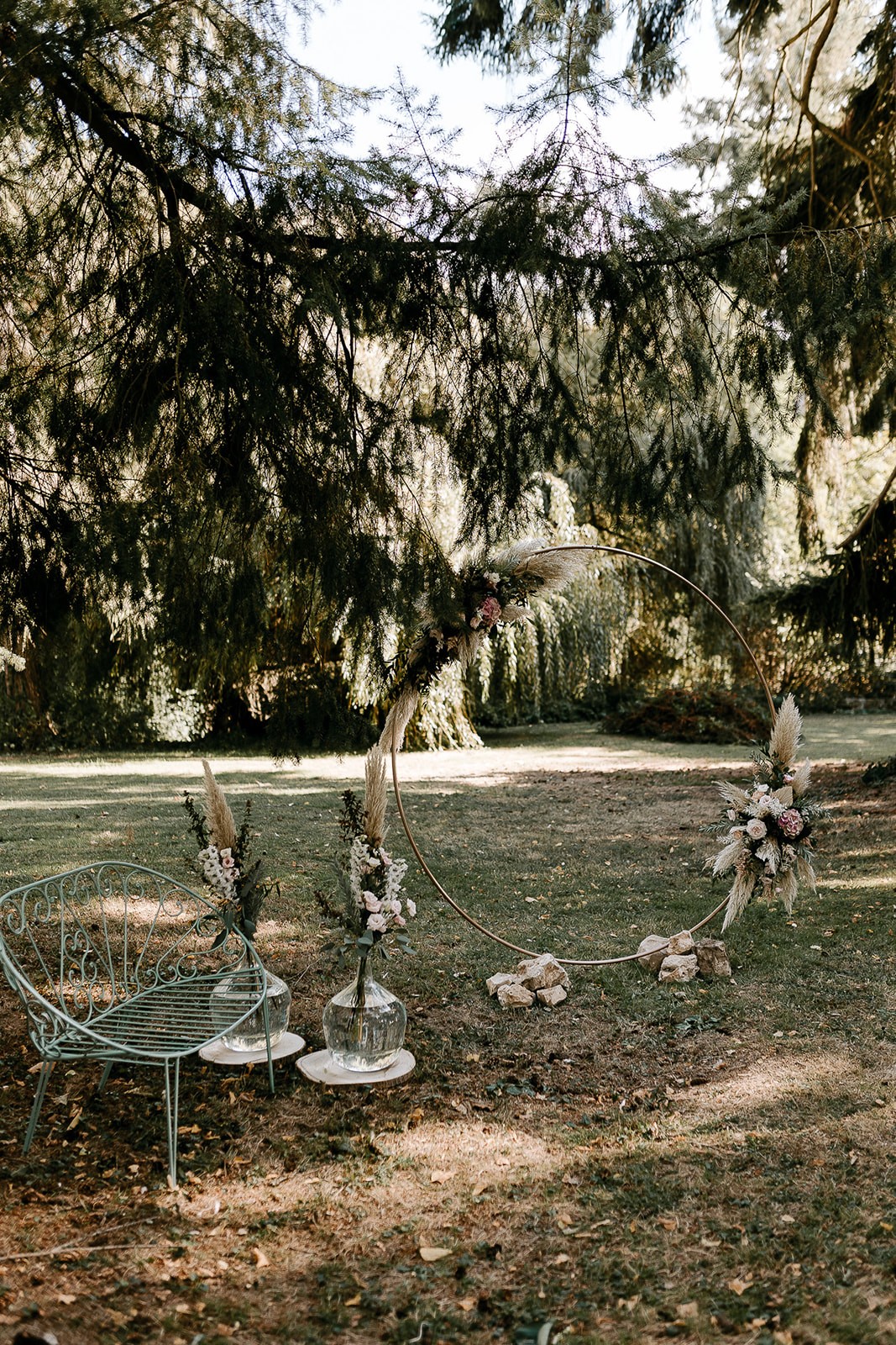 arche ronde pour une cérémonie laïque nature et romantique