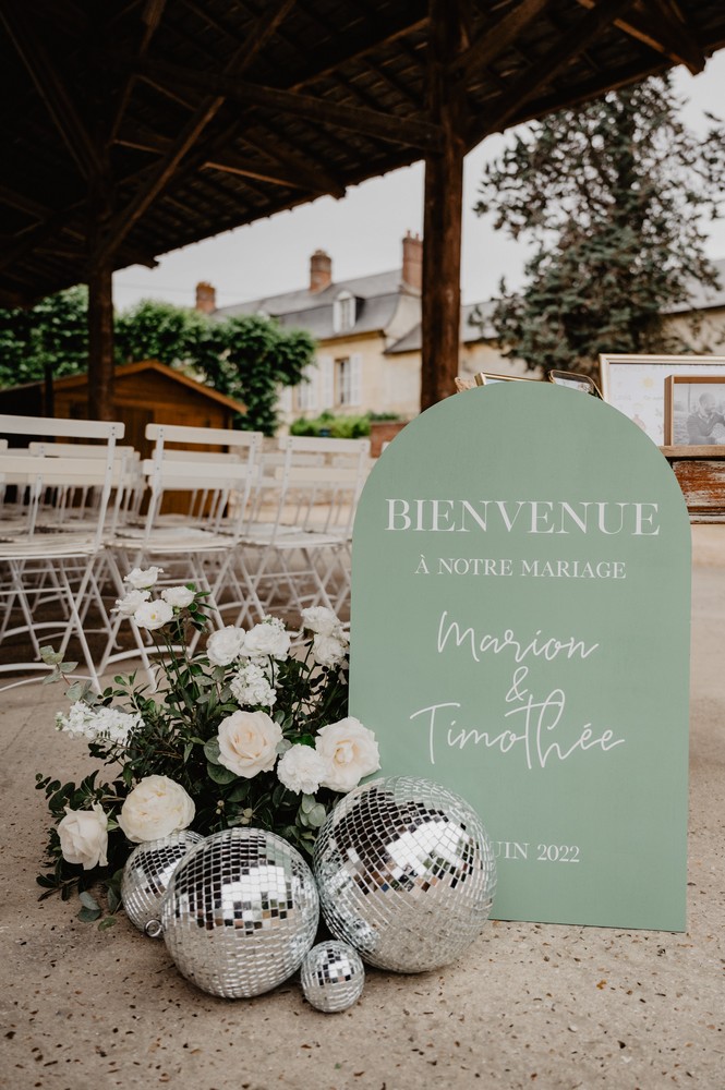 panneau de bienvenue vert sauge avec des boules à facettes