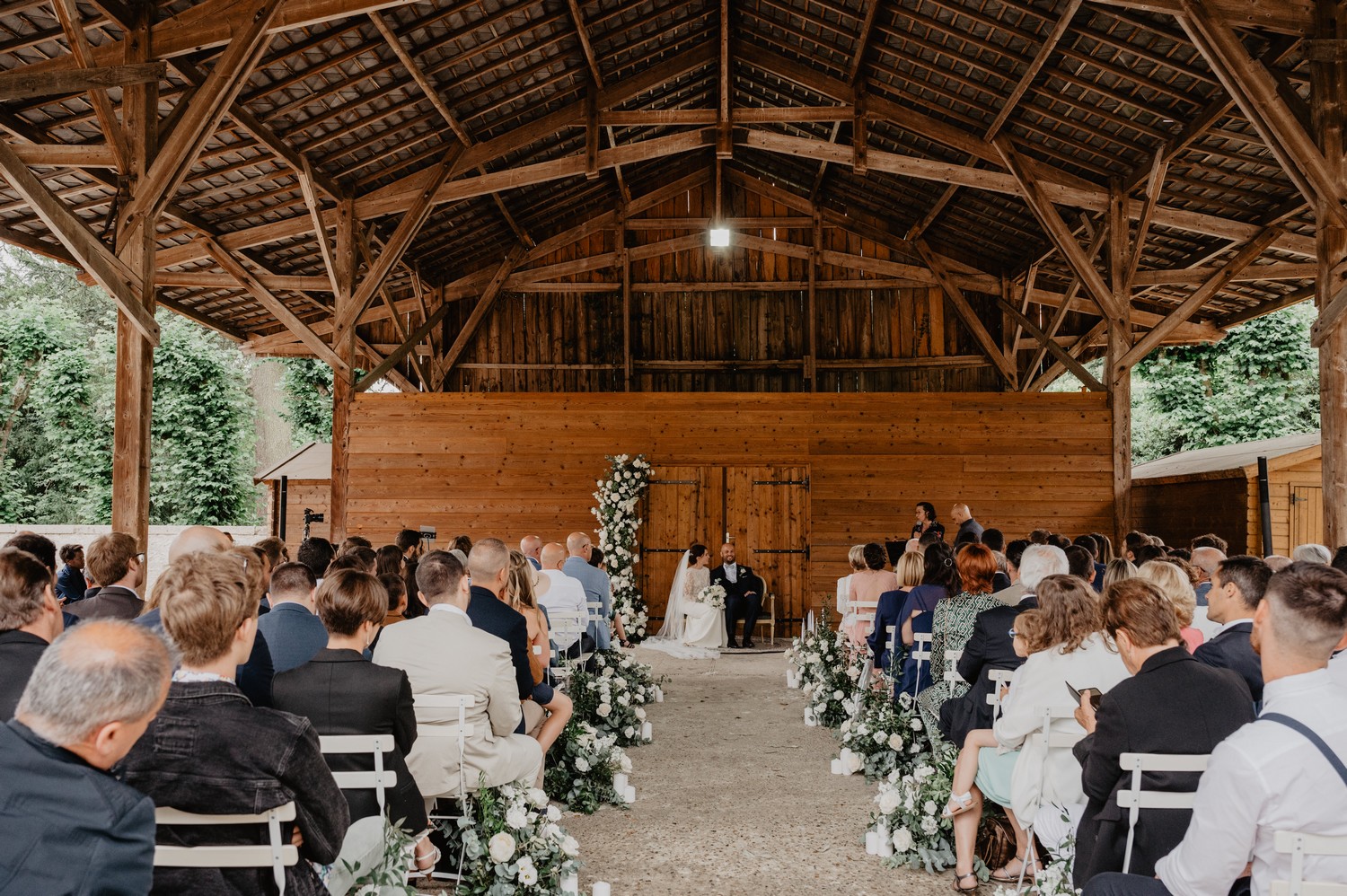 mariage chic et vert sauge à la Ferme du Roy dans l'Oise