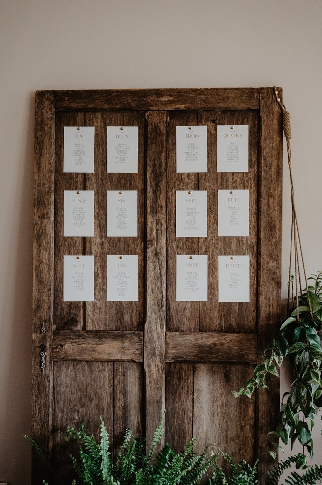 plan de table mariage sur une porte ancienne