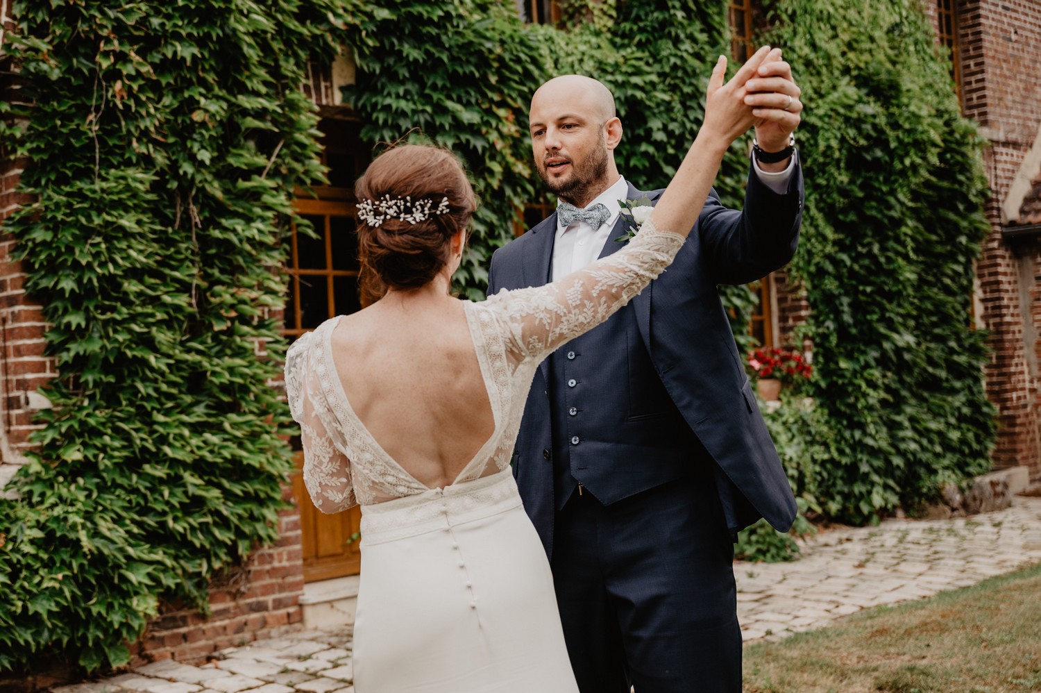 mariage chic et vert sauge à la Ferme du Roy dans l'Oise