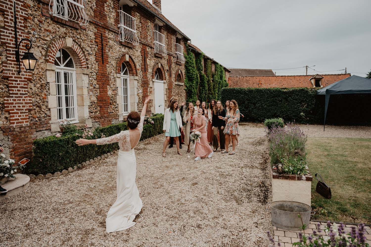 mariage-chic-vert-sauge-ferme-du-roy-oise-leslie-cure-photographie