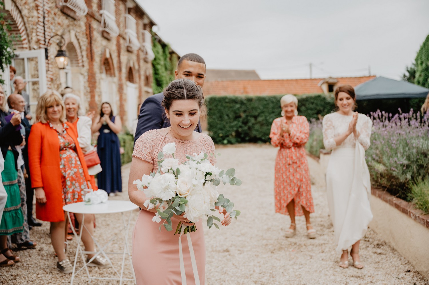 mariage-chic-vert-sauge-ferme-du-roy-oise-leslie-cure-photographie