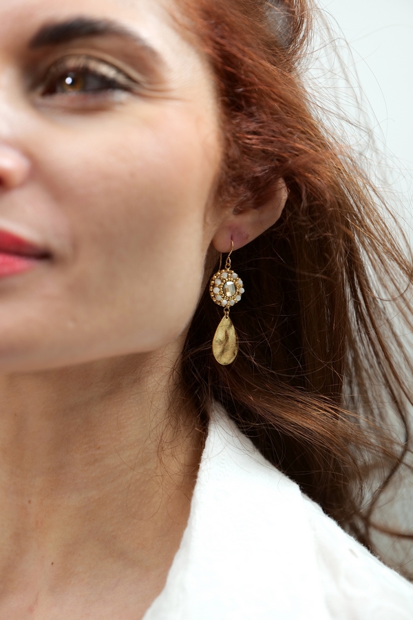 Colette s’apprête, des bijoux pour la mariée et ses proches