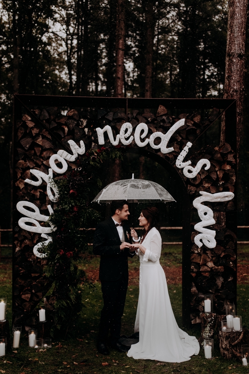 mariage sous la pluie avec un parapluie