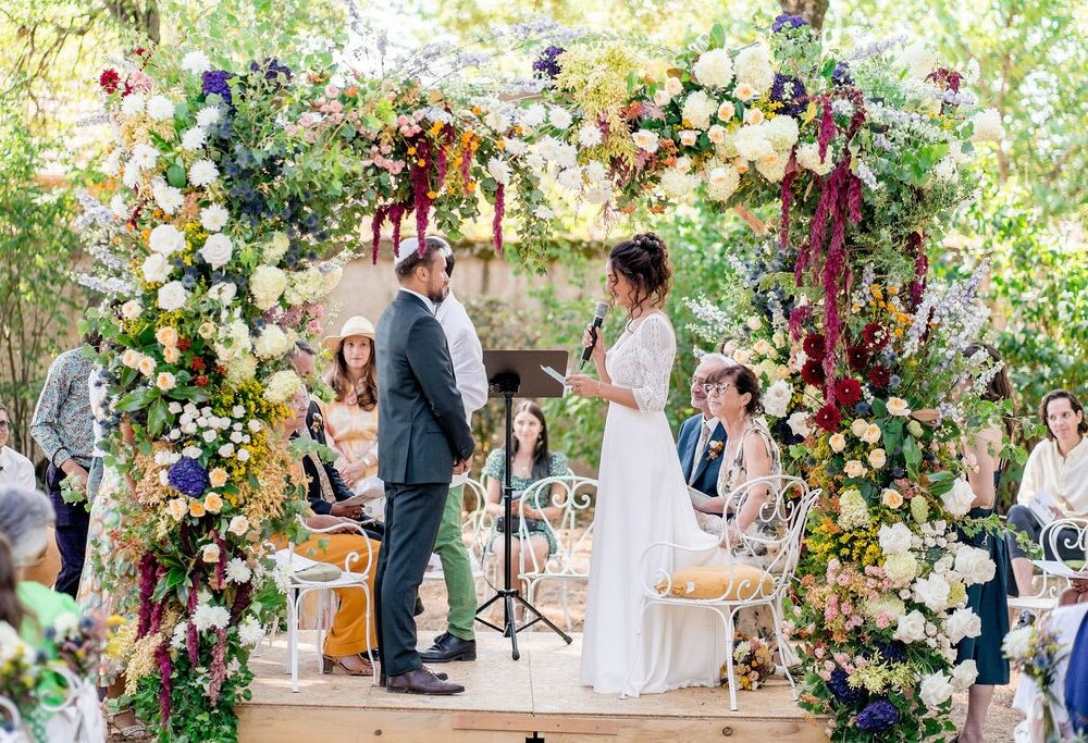 Un mariage coloré au Château de Versailleux près de Lyon