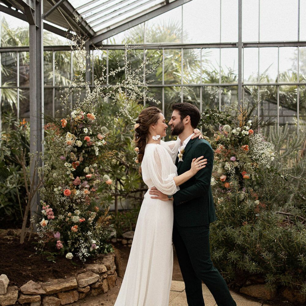 Un mariage intime dans une serre en Bretagne