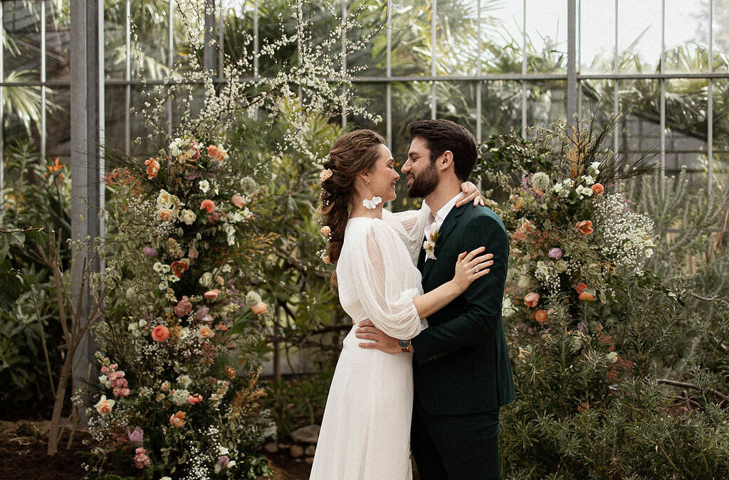 Un mariage intime dans une serre en Bretagne