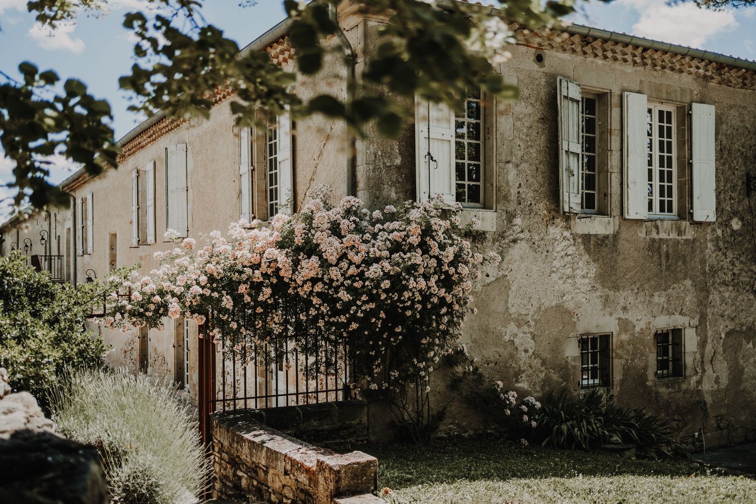 Mariage bleu chic au Domaine de la Bouriette dans le Tarn