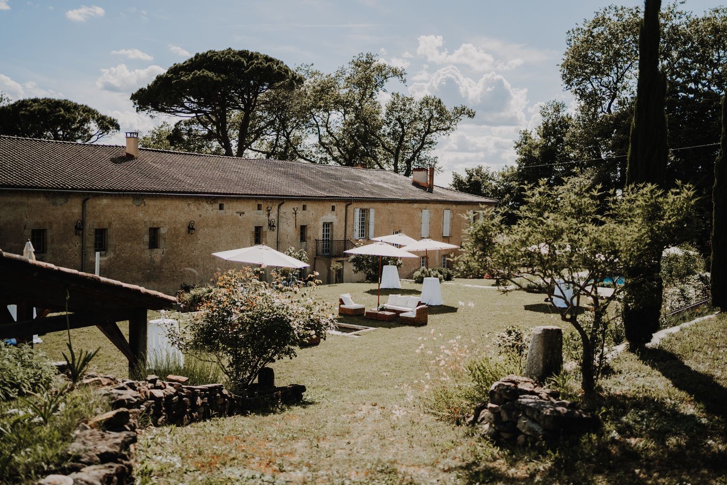 Mariage bleu chic au Domaine de la Bouriette dans le Tarn