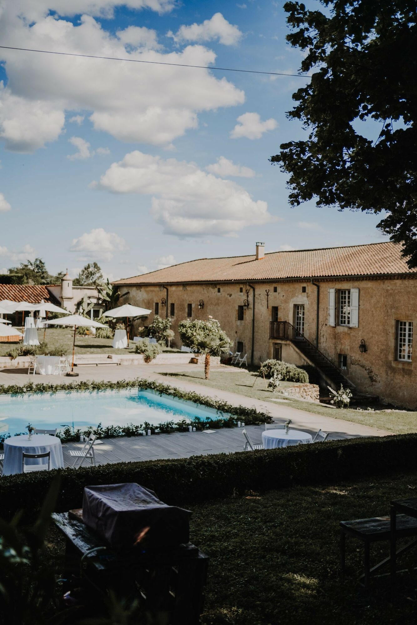 Mariage bleu chic au Domaine de la Bouriette dans le Tarn