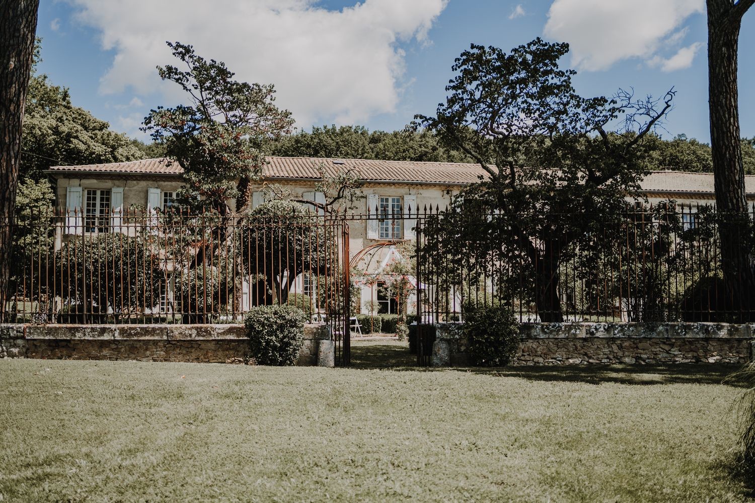 Mariage bleu chic au Domaine de la Bouriette dans le Tarn