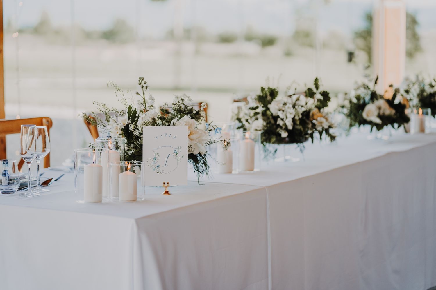 Mariage bleu chic au Domaine de la Bouriette dans le Tarn