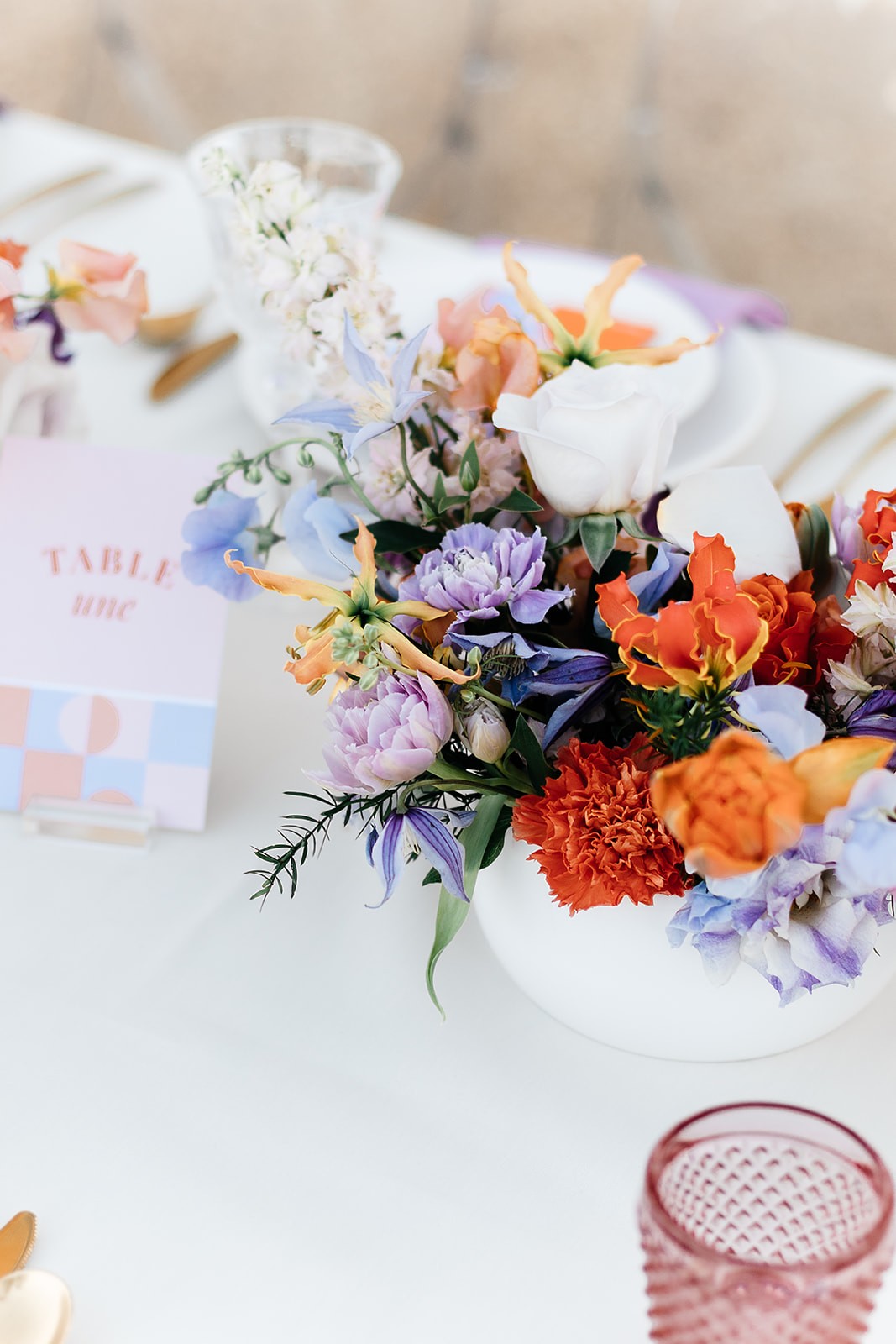 mariage chic et coloré au Château de Canon en Normandie - Amour Etc Photographes