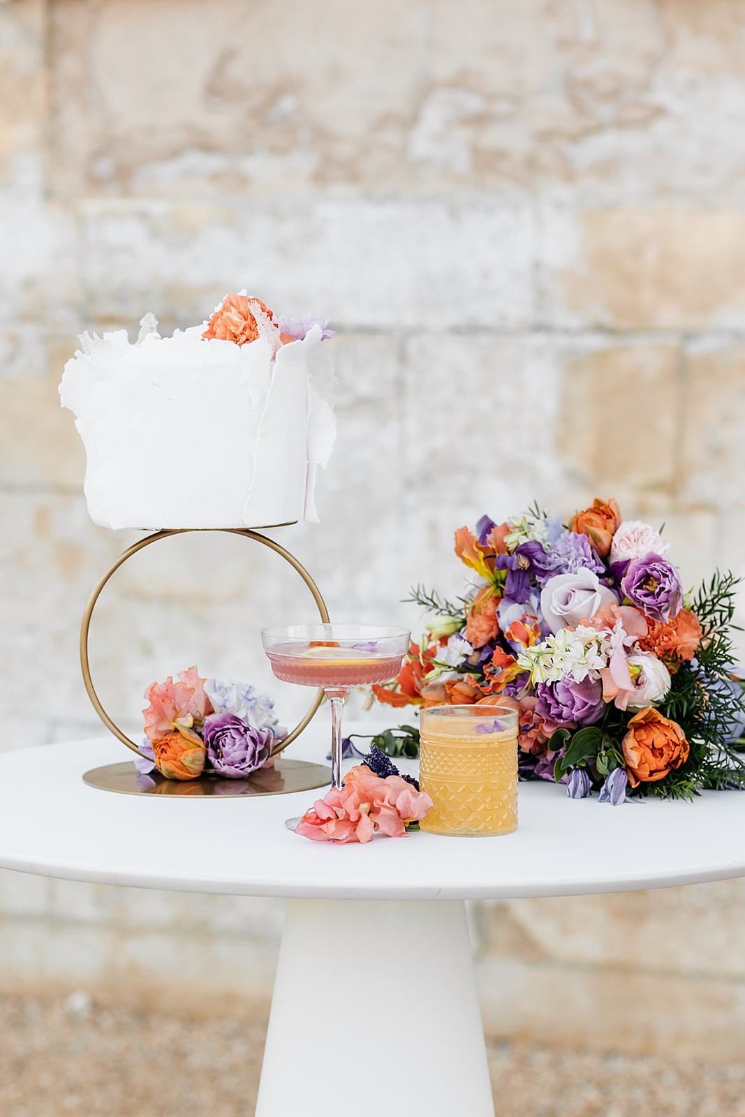 mariage chic et coloré au Château de Canon en Normandie - Amour Etc Photographes