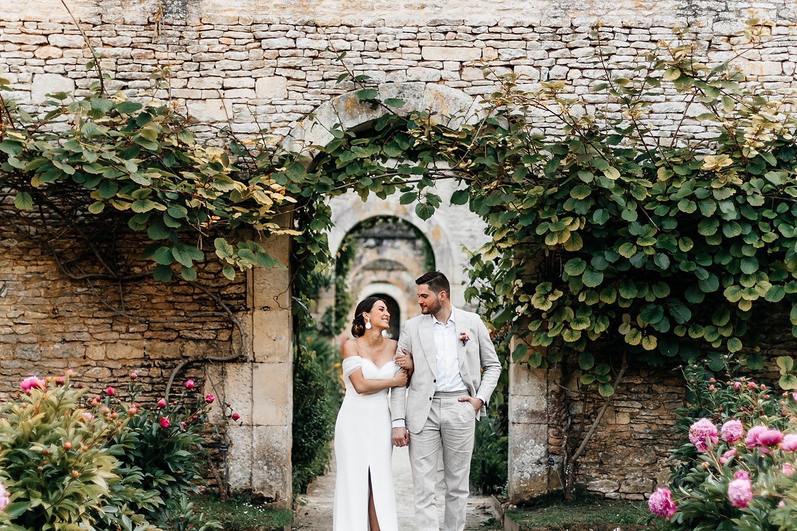 mariage chic et coloré au Château de Canon en Normandie - Amour Etc Photographes