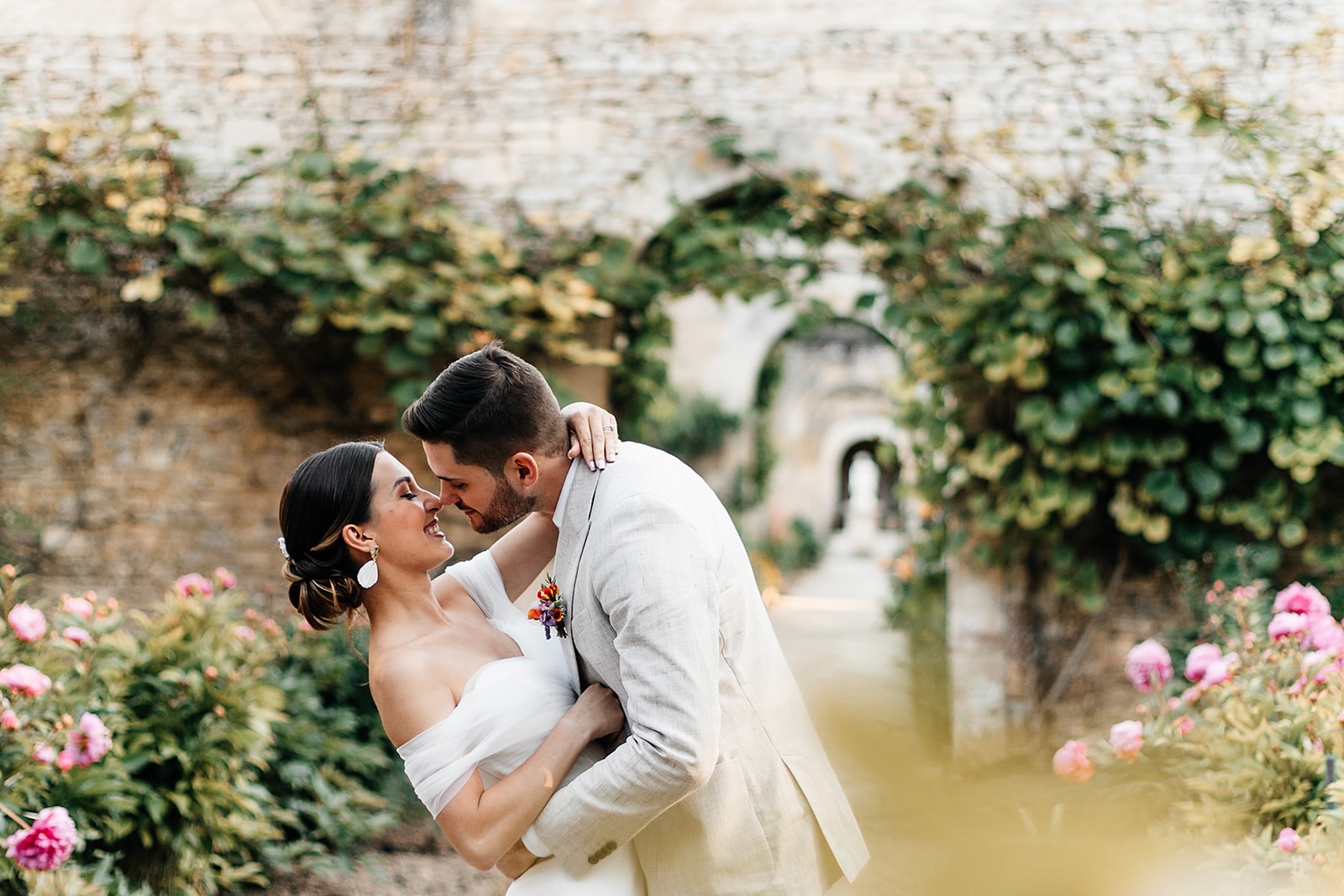 mariage chic et coloré au Château de Canon en Normandie - Amour Etc Photographes