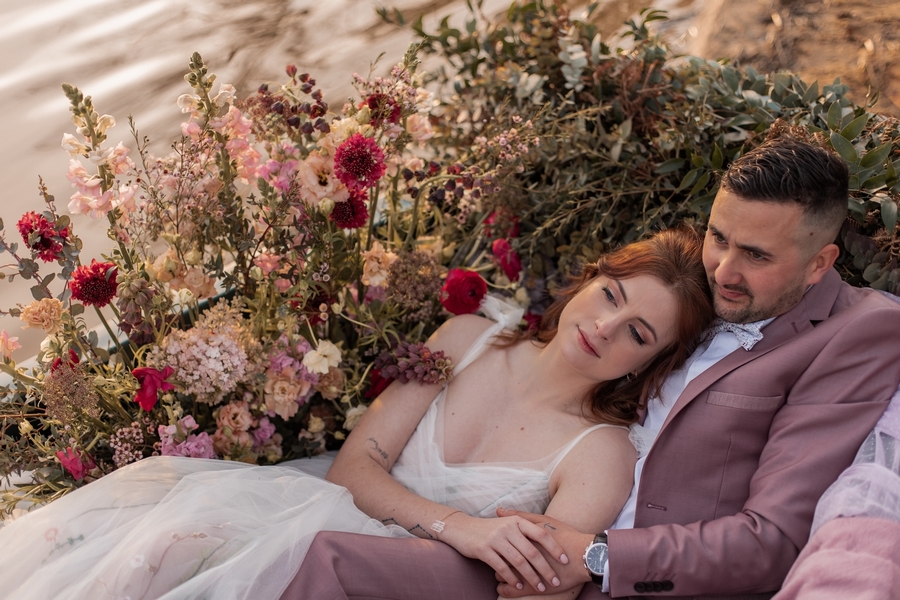 Un mariage rose et romantique au bord de l’eau