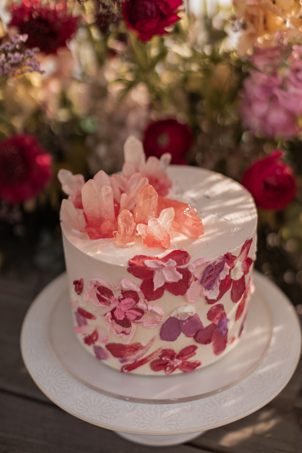 wedding cake rose et rouge avec des quartz