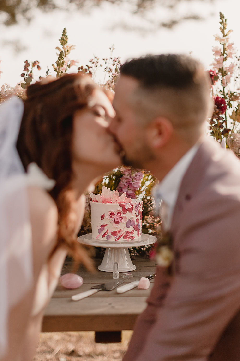 wedding cake rose et rouge avec des quartz
