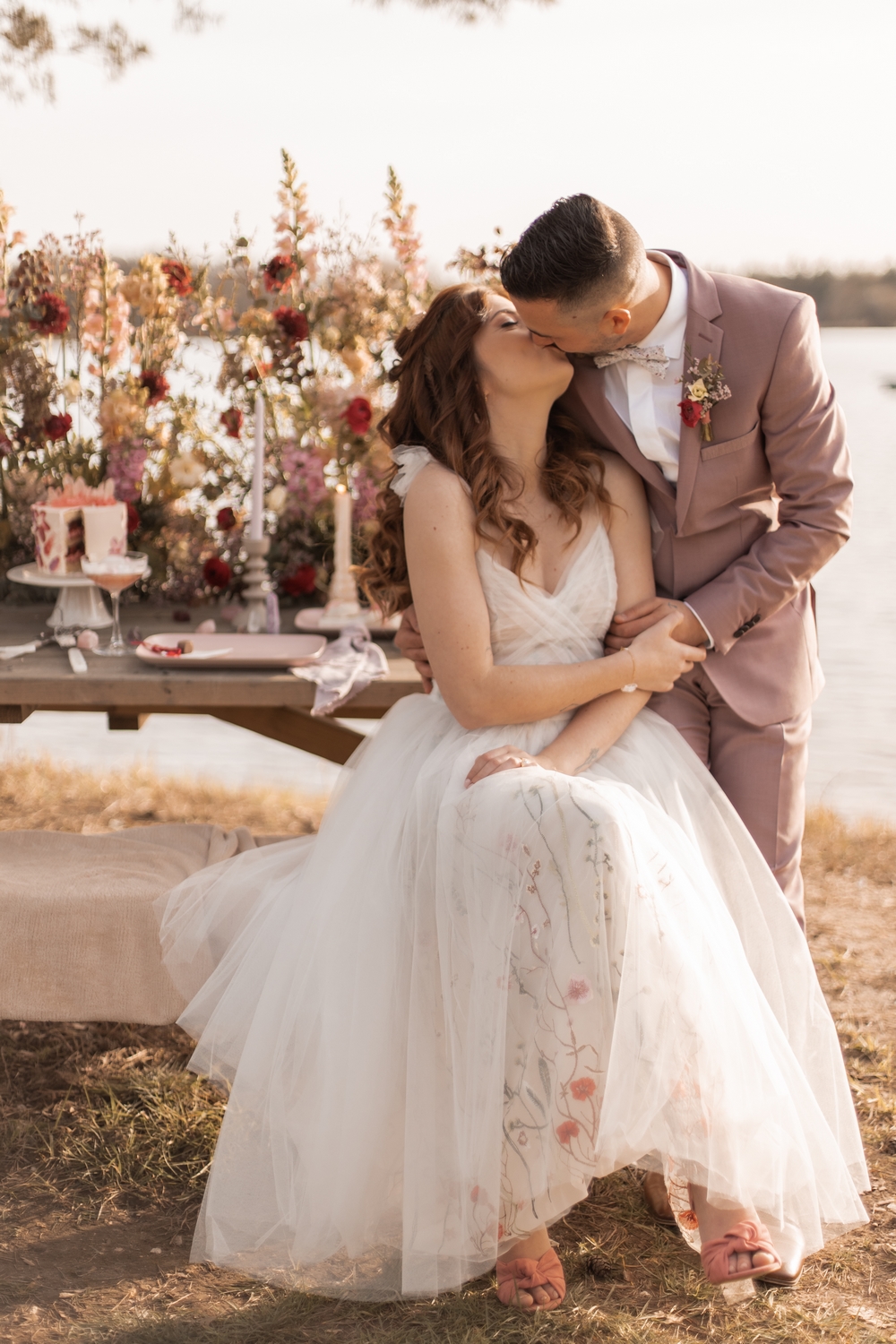 robe de mariée avec des broderies colorées