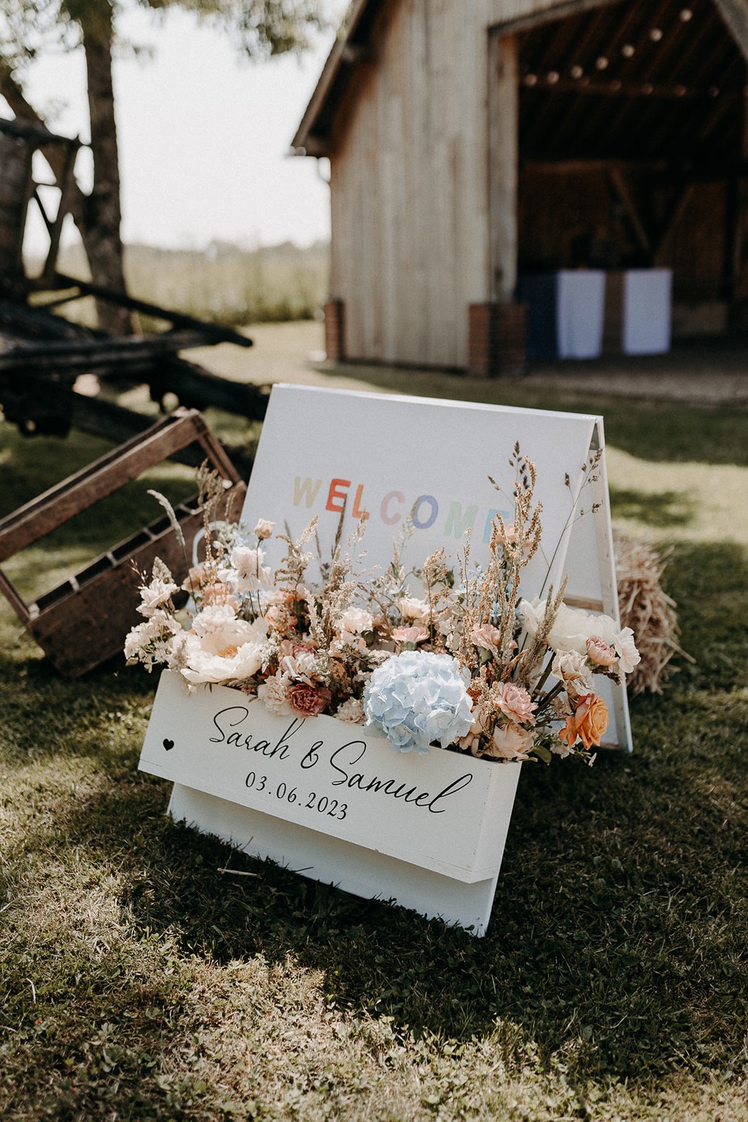 Panneau de bienvenue de mariage avec des fleurs