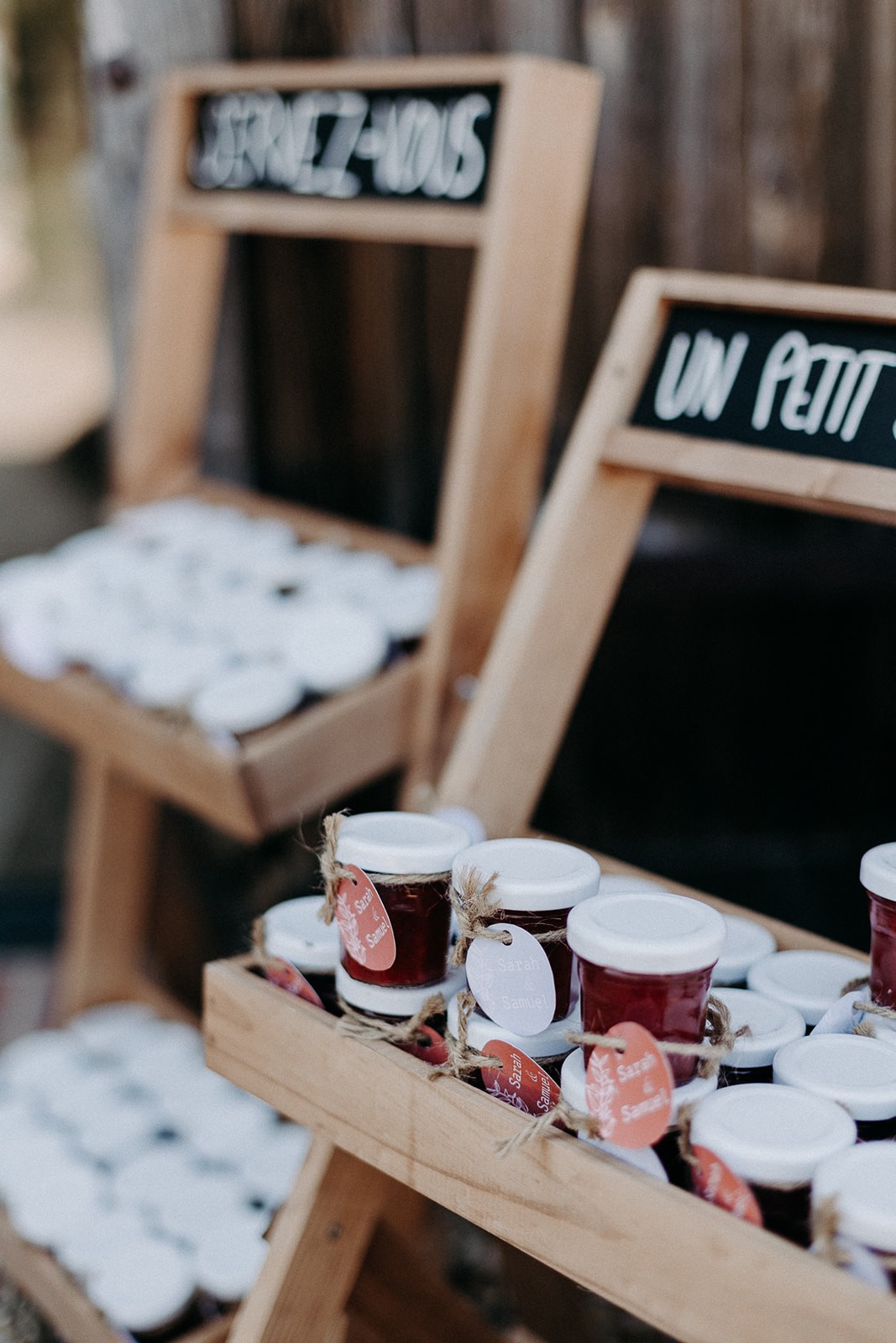 Petits pots de confitures pour un cadeau d'invités de mariage