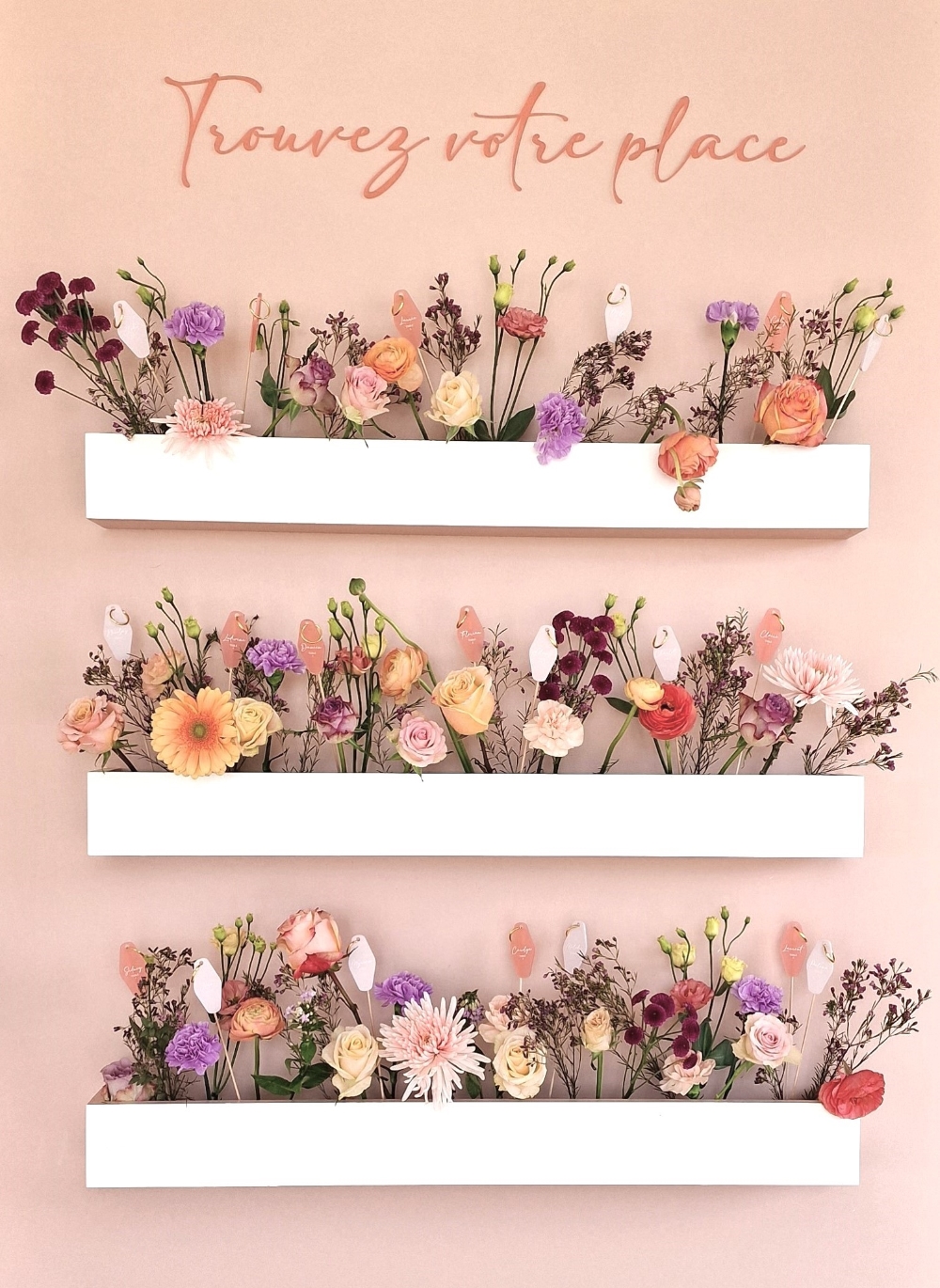 plan de table avec des jardinières fleuries