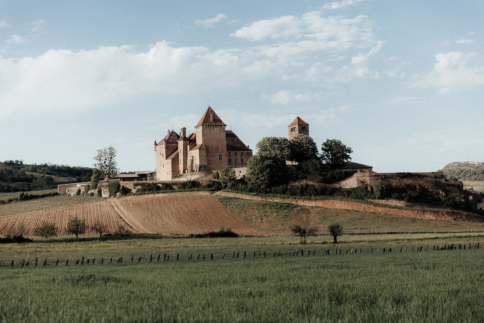 Mariage moderne au château de Pierreclos en Bourgogne