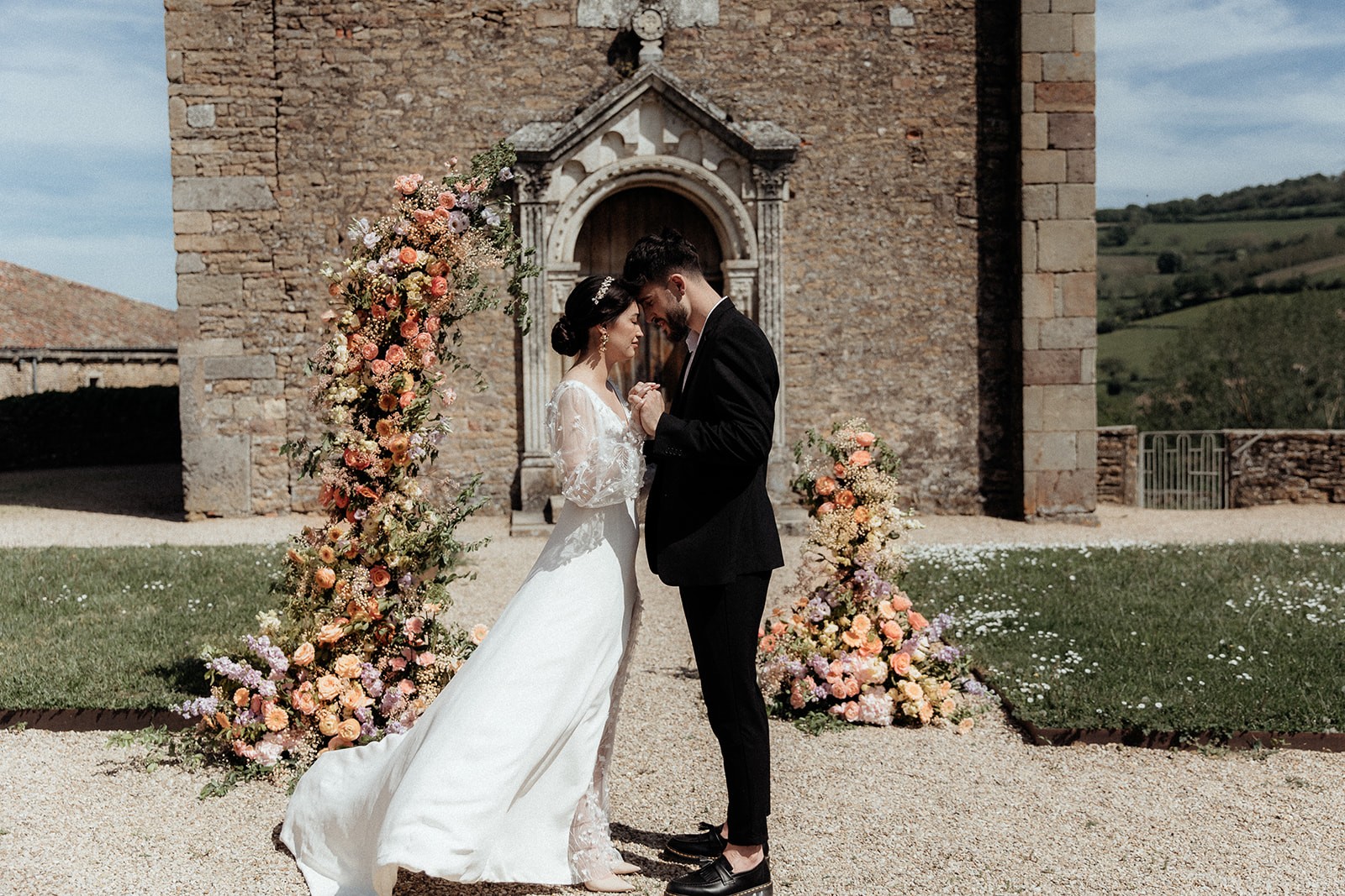 Mariage moderne au château de Pierreclos en Bourgogne