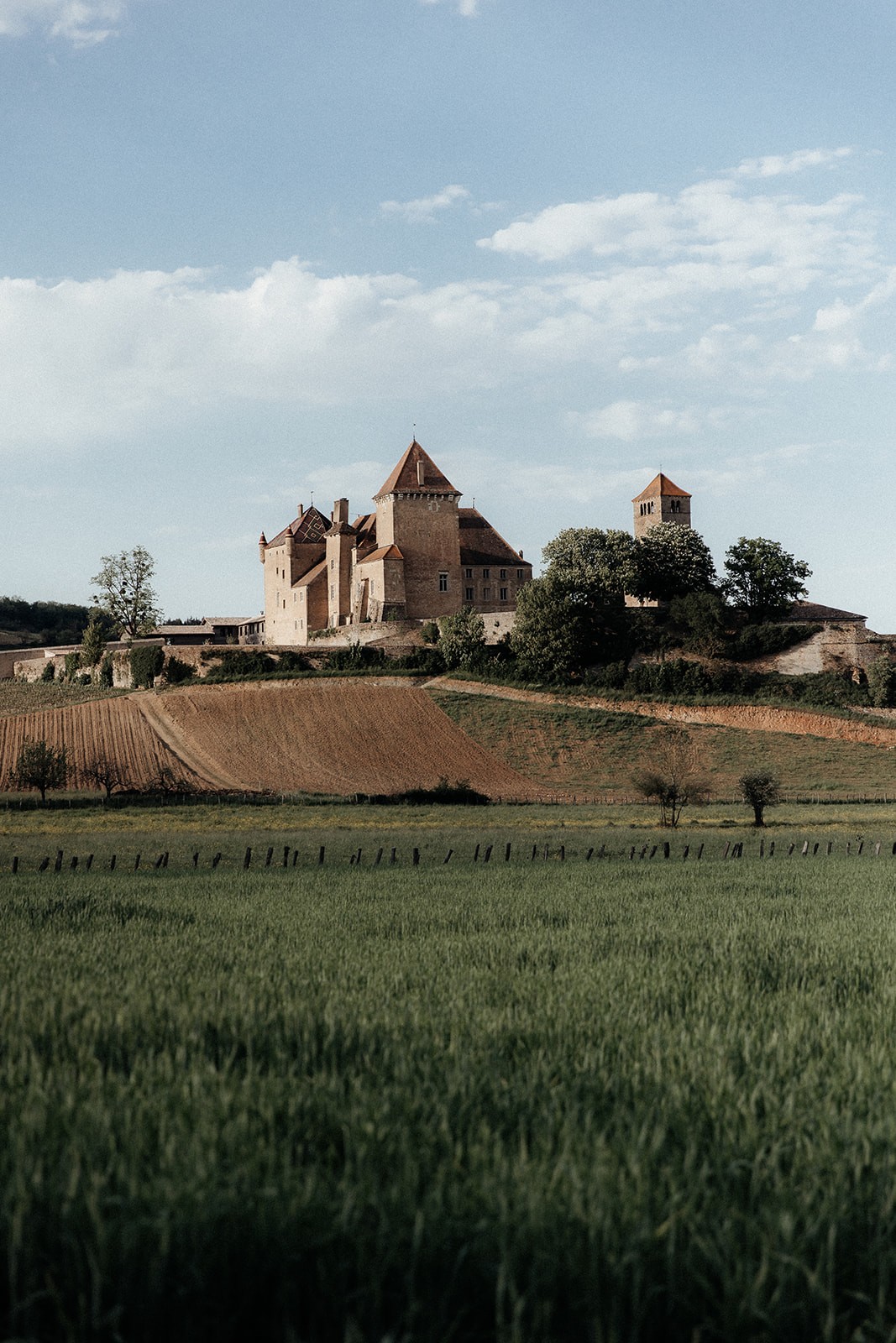 Mariage moderne au château de Pierreclos en Bourgogne