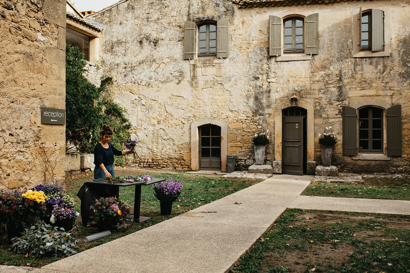 mariage-violet-romantique-dans-le-gard-lolalouise-photographe