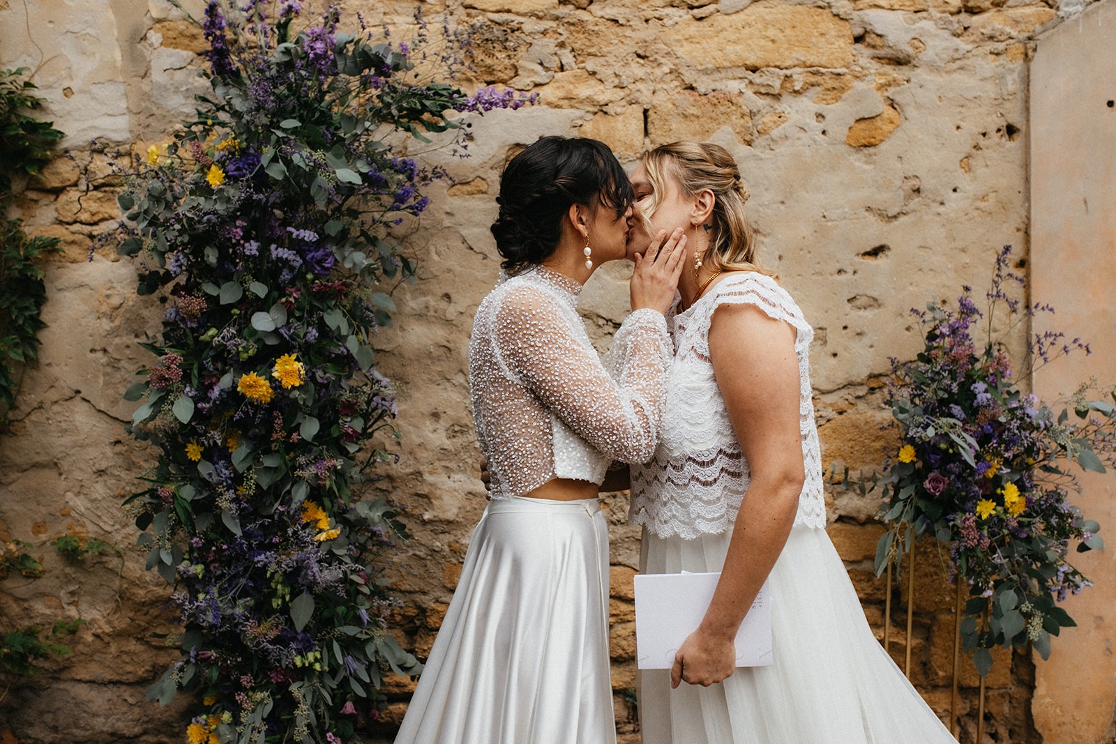 mariage-violet-romantique-dans-le-gard-lolalouise-photographe
