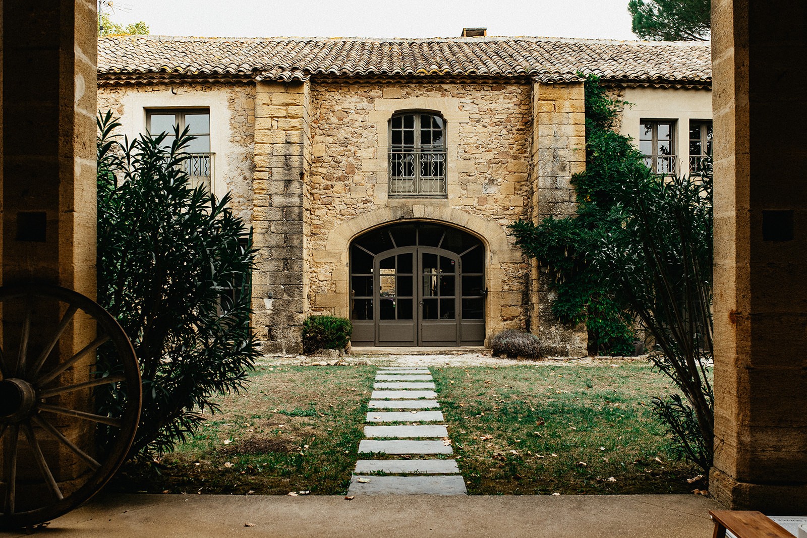 mariage-violet-romantique-dans-le-gard-lolalouise-photographe