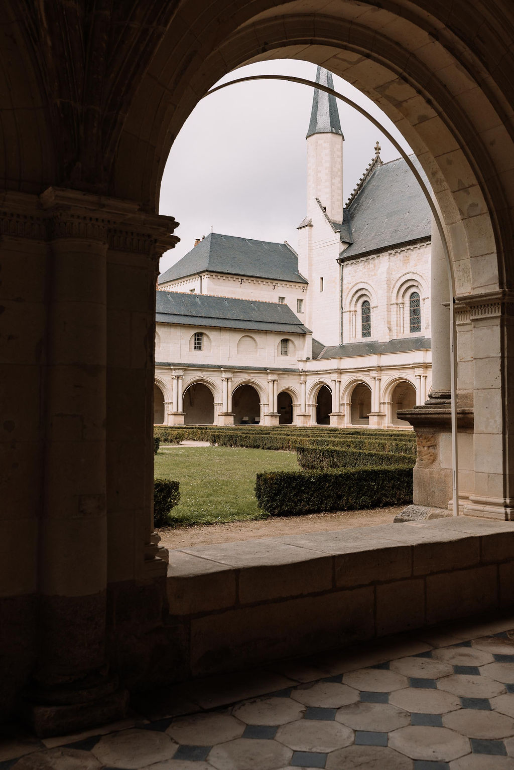 mariage-noir-blanc-abbaye-de-fontevraud