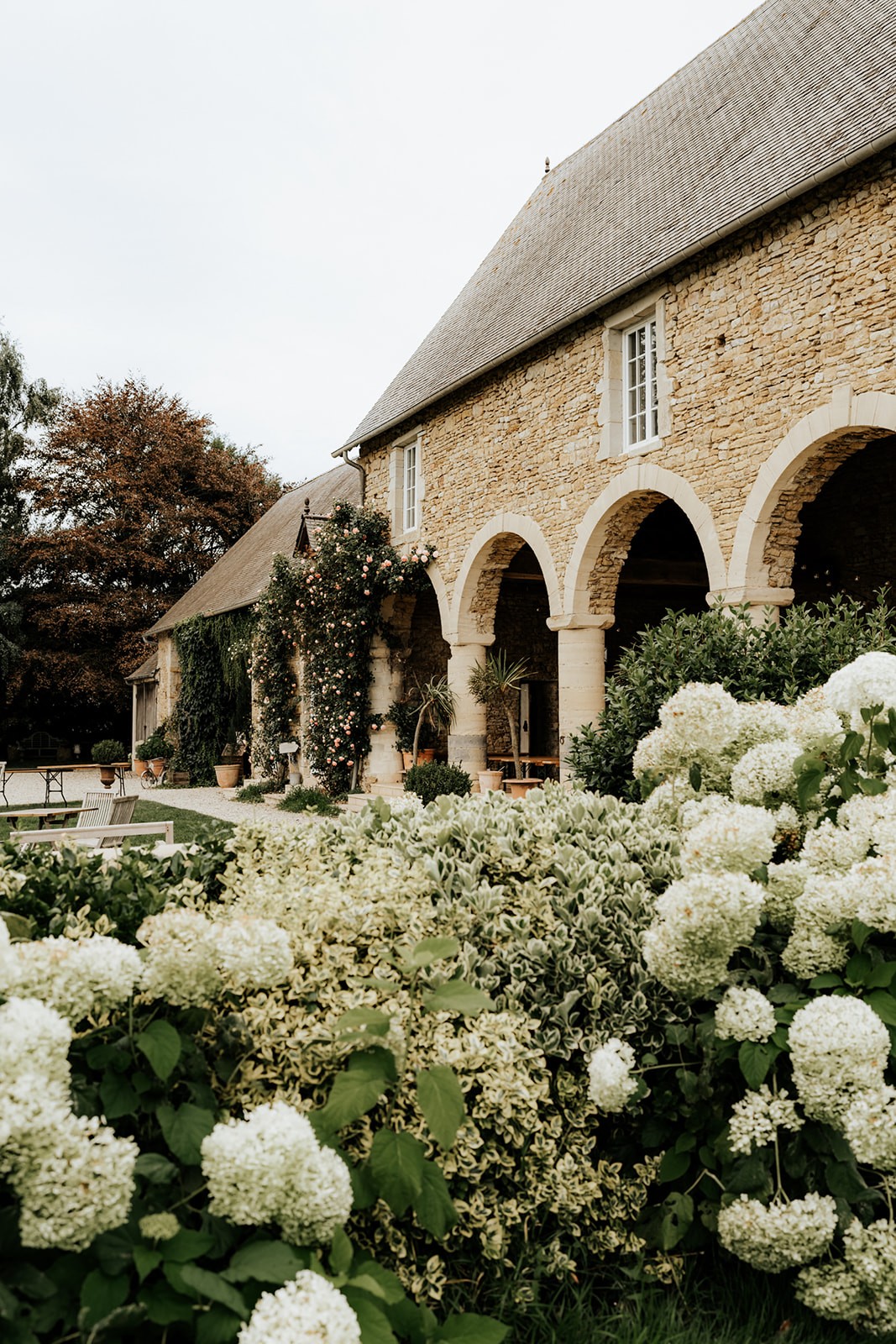 mariage chic et moderne au Manoir de Chivré en Normandie