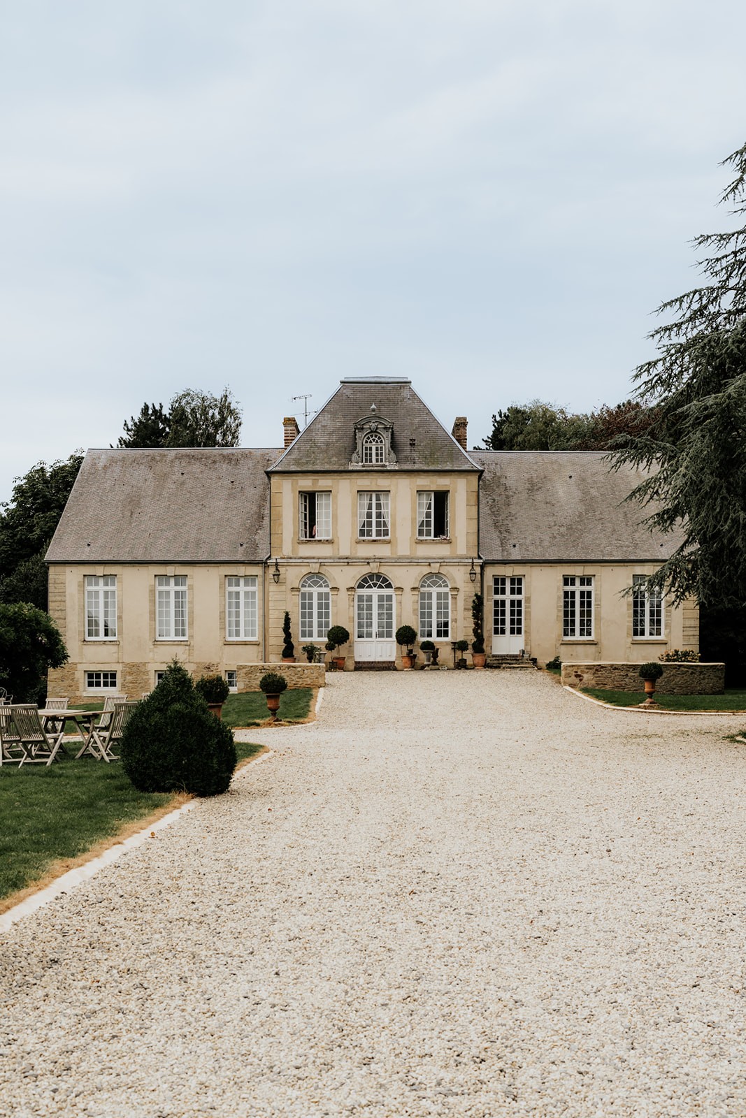 mariage chic et moderne au Manoir de Chivré en Normandie