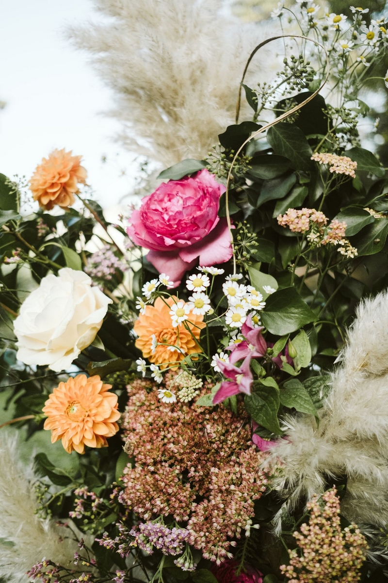 detail-fleurs-mariage-bohème-coloré-elven-garden-flower-©margotfalkophotographe