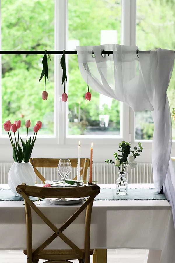 decoration-de-table-romantique-avec-arche-voilage-©lasoeurdelamariee