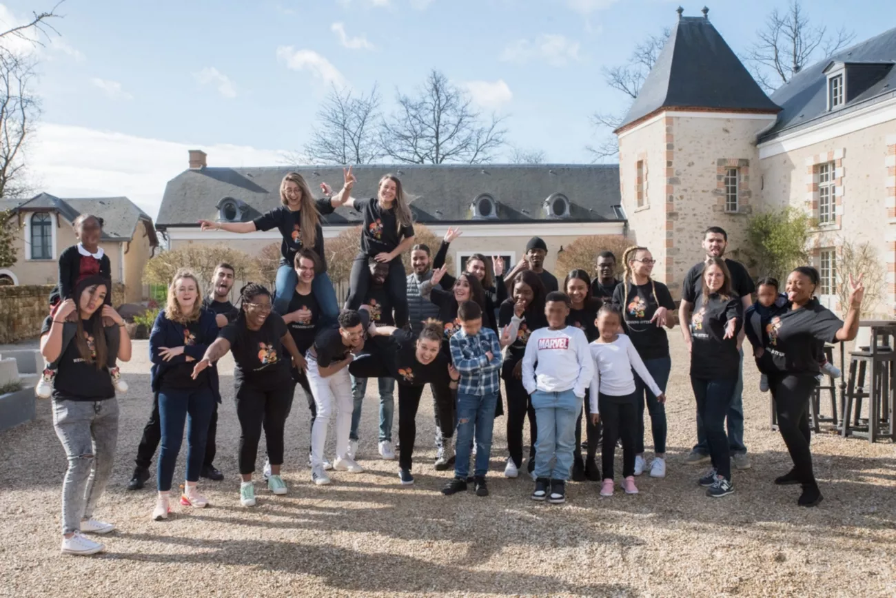 Equipe-wedding-sitter-enfants-floutés-©Fanny-Ritz-Photographe