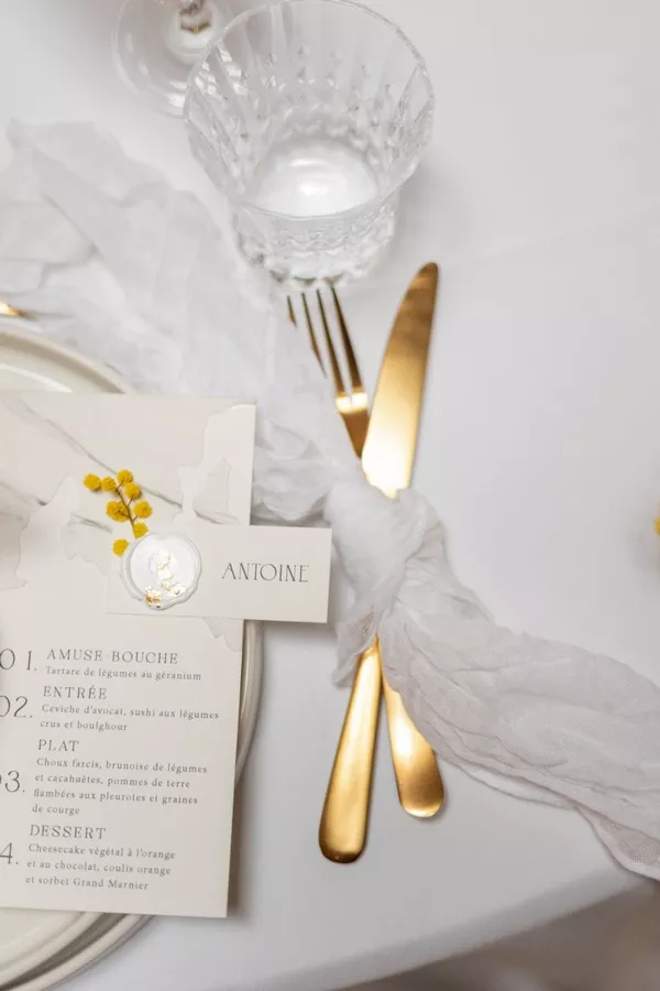marque-place-mariage-minimaliste-blanc-et-jaune-aujour'hui-c'est-lucilekphotographie