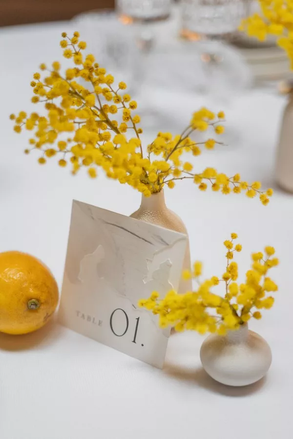 numero-de-table-mariage-minimaliste-blanc-et-jaune-aujour'hui-c'est-lucilekphotographie