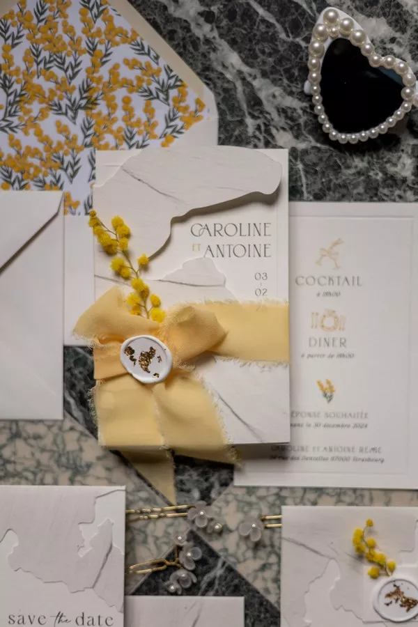 papeterie-de-mariage-minimaliste-blanc-et-jaune-aujour'hui-c'est-lucilekphotographie