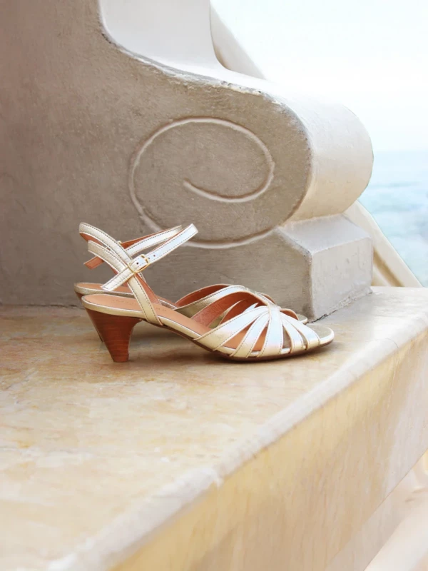 sandales-moyen-talon-brides-cuir-dore-jules-and-jenn