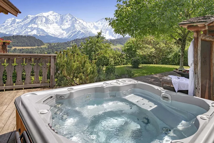 chalet-luxe-avec-jacuzzi-vue-mont-blanc