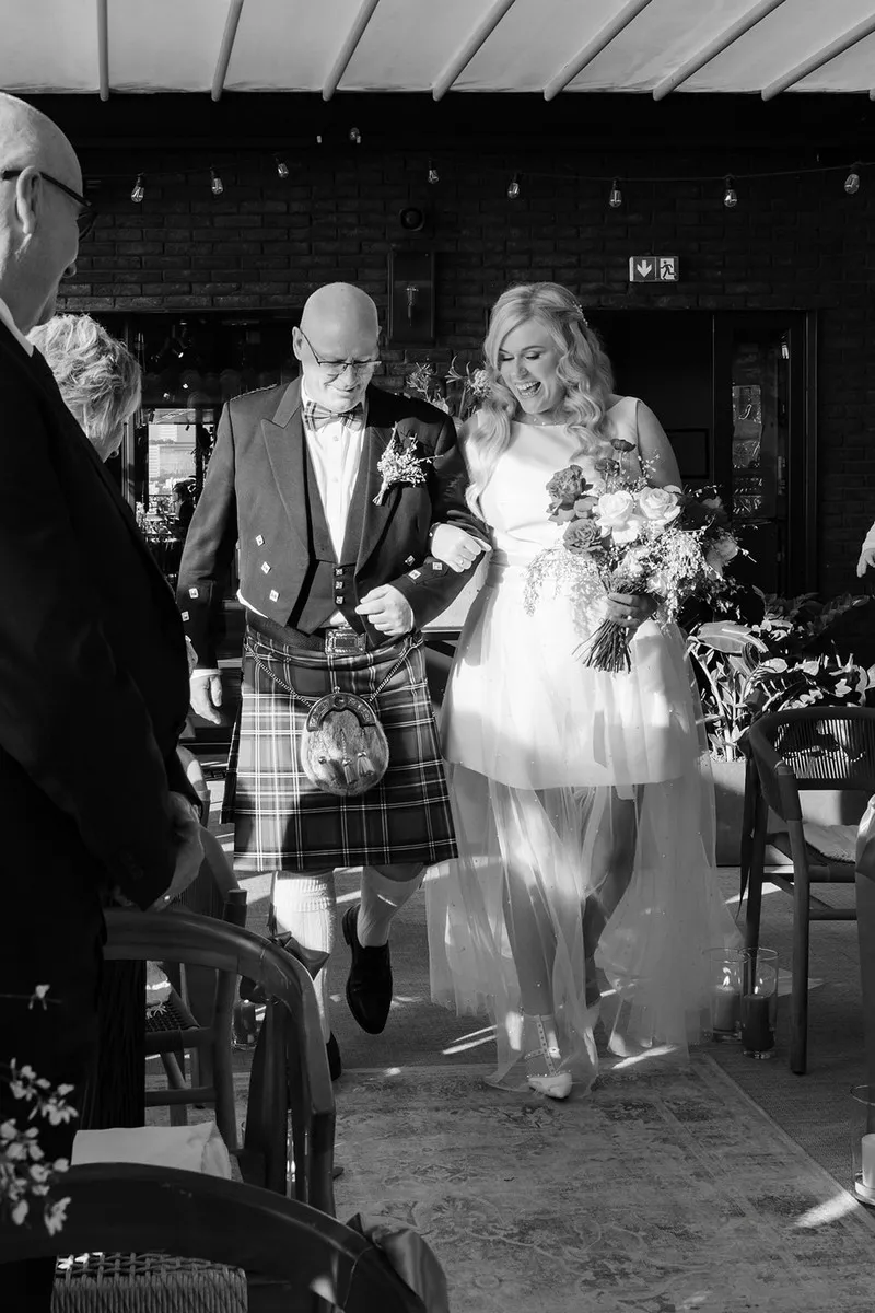 mariage-romantique-petit-comité-tour-eiffel-Lea-Evrevin (21)