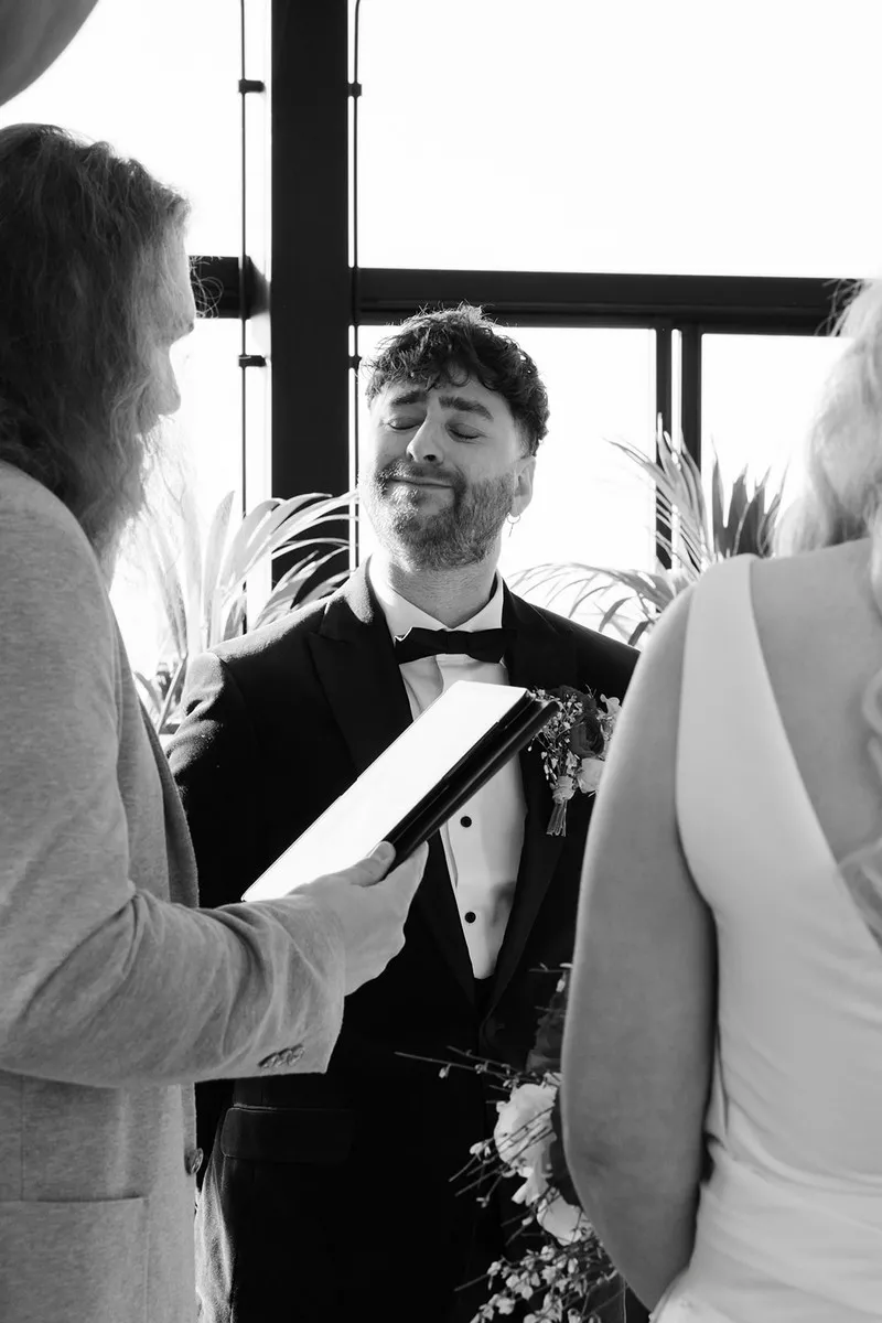mariage-romantique-petit-comité-tour-eiffel-Lea-Evrevin (23)
