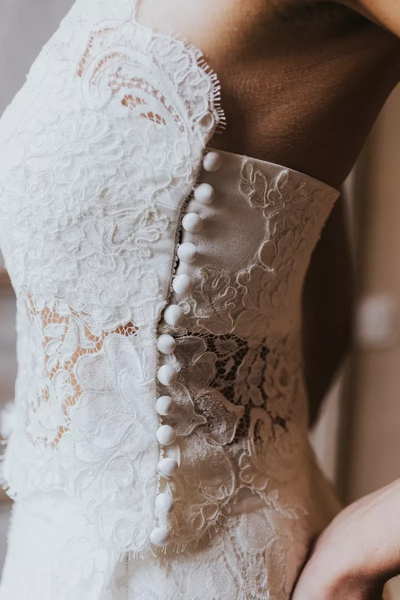 détail-robe-de-mariée-dentelle-et-sur-mesure-Christelle-Vasseur ©Caroline-Hoang