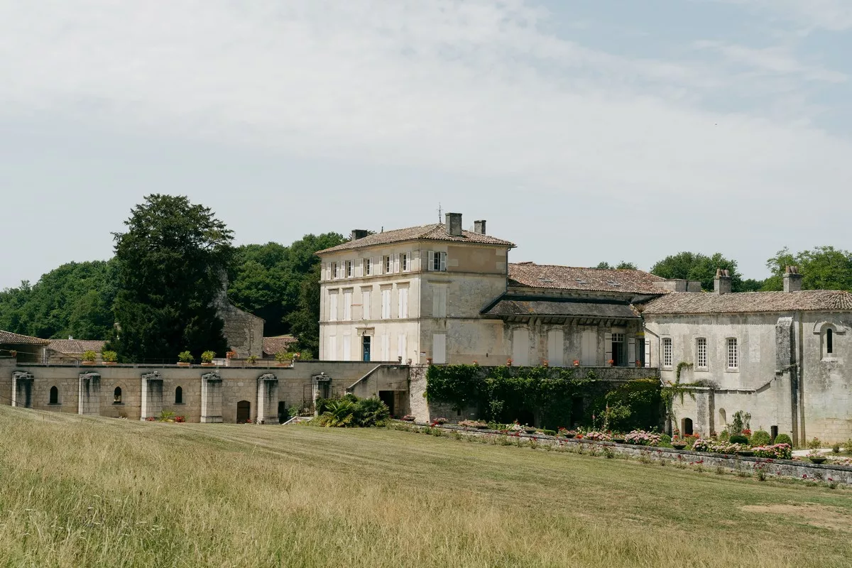 mariage-coloré-et-multiculturel-abbaye-de-fontdouce-lucilleviasphotographe (2)